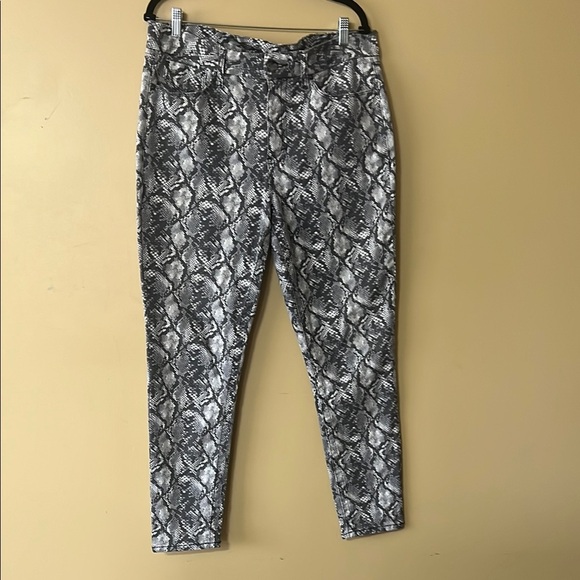 Seven7 Pants - Seven7 Black and White Skinny Pants with Vintage Print